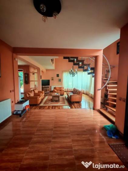 Casă cu 4 camere cu Teren 678 Mp în Europa