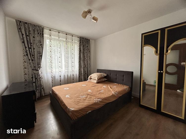 Apartament cu 3 camere decomandat în Calea București