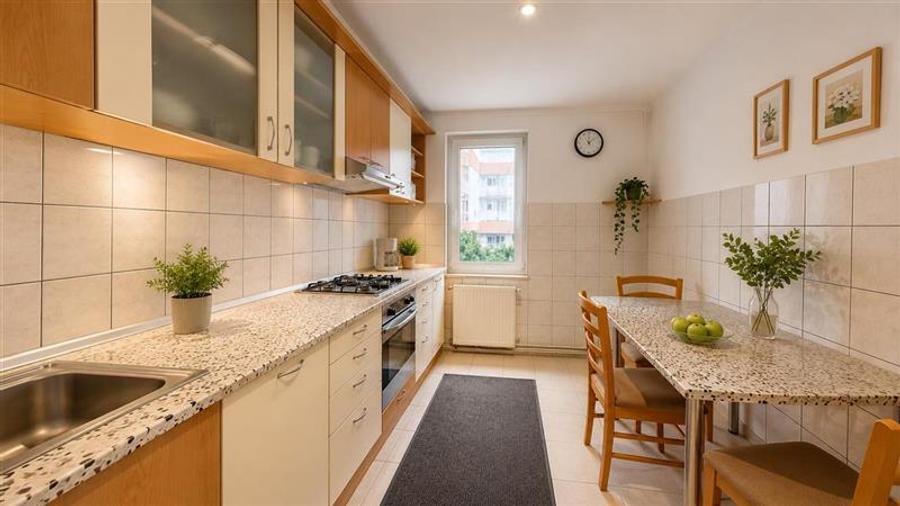 Apartament cu 4 camere decomandat, mobilat în Tractorul