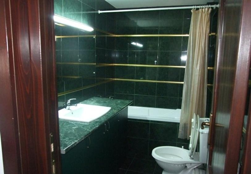 Casă individuală cu 8 camere cu Canalizare în Central