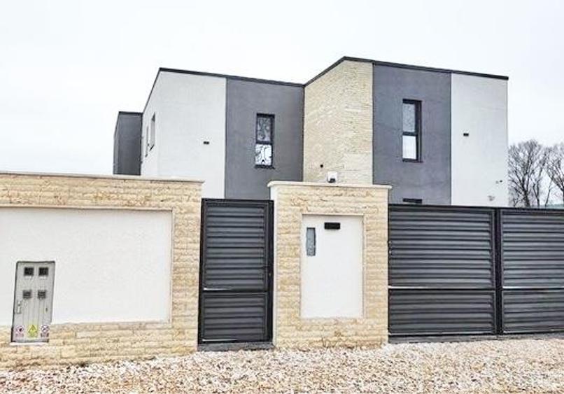 Duplex cu 5 camere cu Canalizare în Stupini