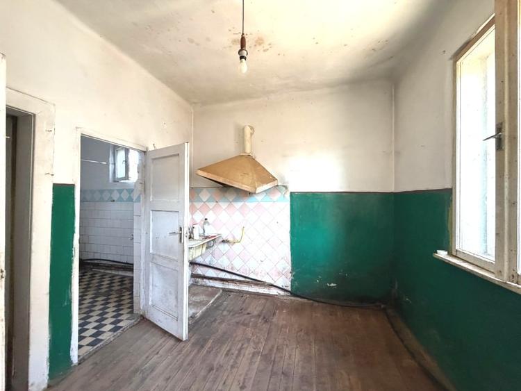 Casă individuală cu 3 camere cu Canalizare în Central