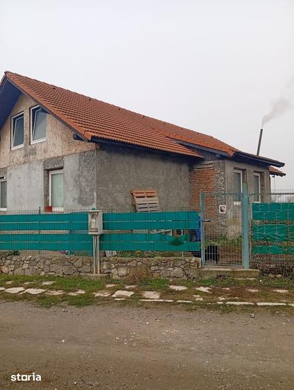 Casă cu 4 camere cu Teren 2550 Mp în Central