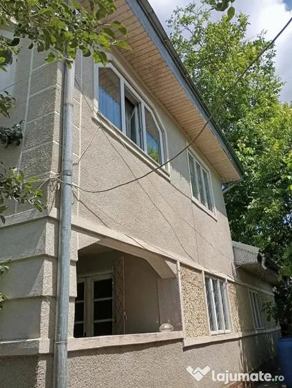 Casă cu 4 camere cu Teren 1900 Mp în Central