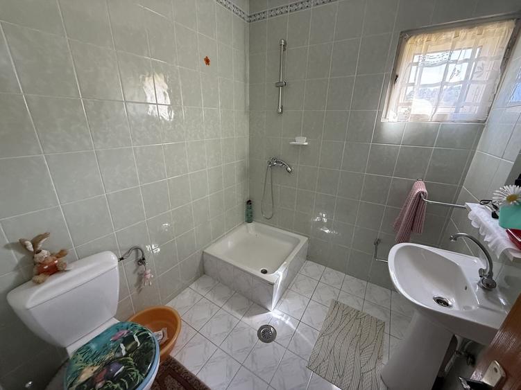 Casă individuală cu 6 camere cu Canalizare în Ghioșești