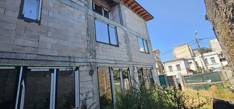 Casă individuală cu 9 camere cu Teren 164 Mp în Central