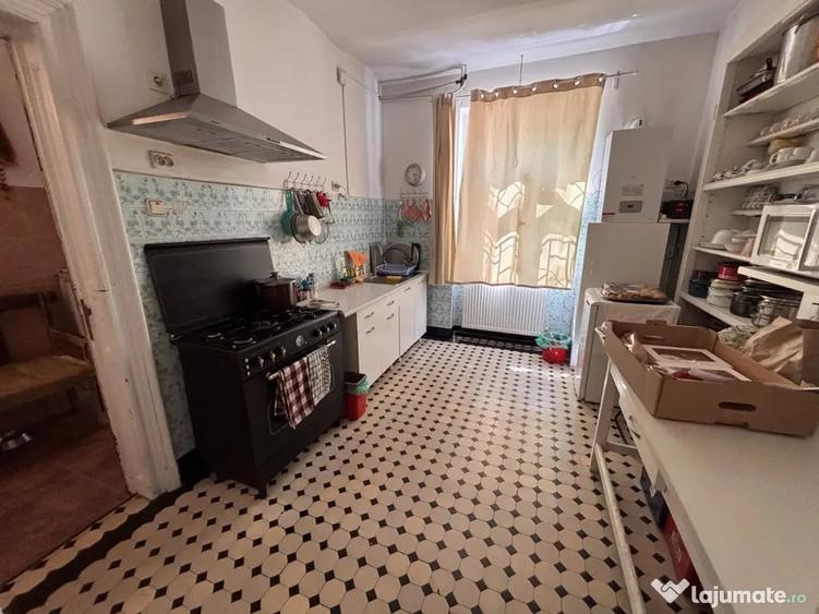 Casă cu 7 camere cu Teren 1030 Mp în Foișorul de Foc
