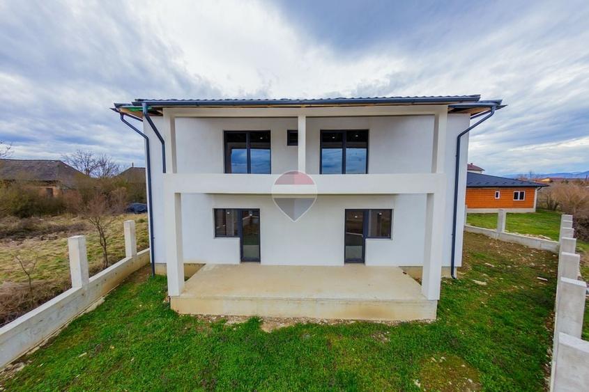 Casă individuală cu 6 camere cu Teren 577 Mp în Săcălășeni