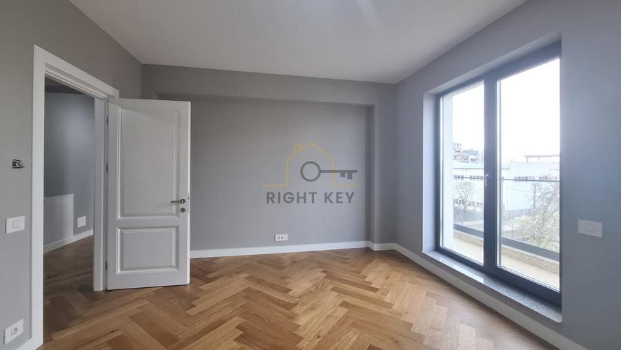 Apartament cu 3 camere decomandat în Băneasa