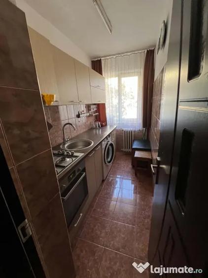 Apartament cu 3 camere semidecomandat în Găvana
