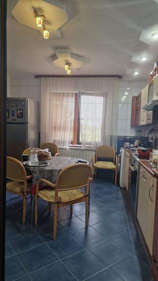 Casă individuală cu 6 camere cu Canalizare în Central