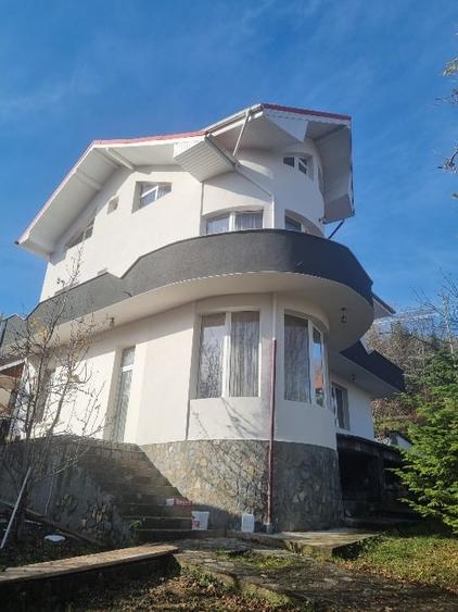 Casă individuală cu 10 camere cu Teren 785 Mp în Central