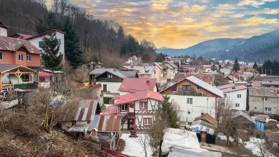 Casă cu 6 camere cu Teren 337 Mp în Central