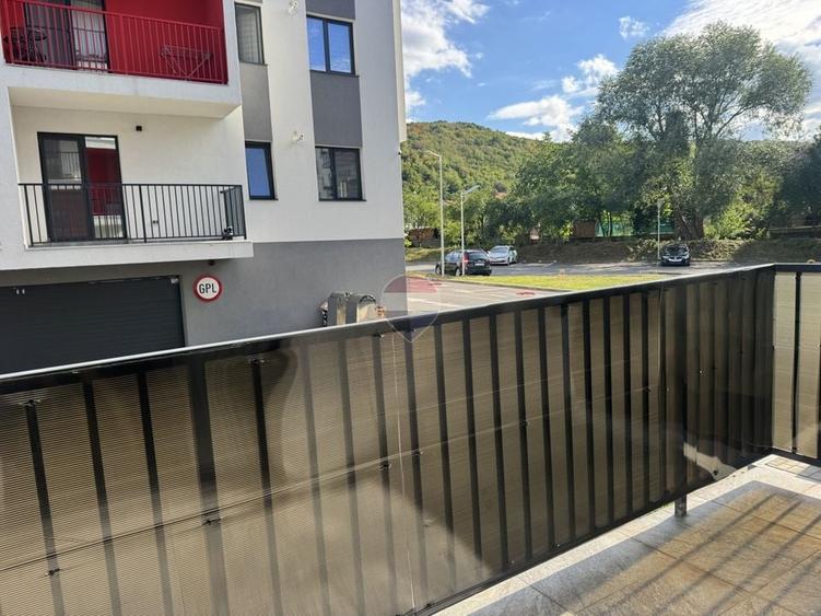 Apartament cu 2 camere semidecomandat, mobilat în Florești