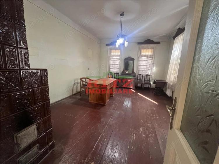 Casă cu 3 camere cu Teren 1623 Mp în Central