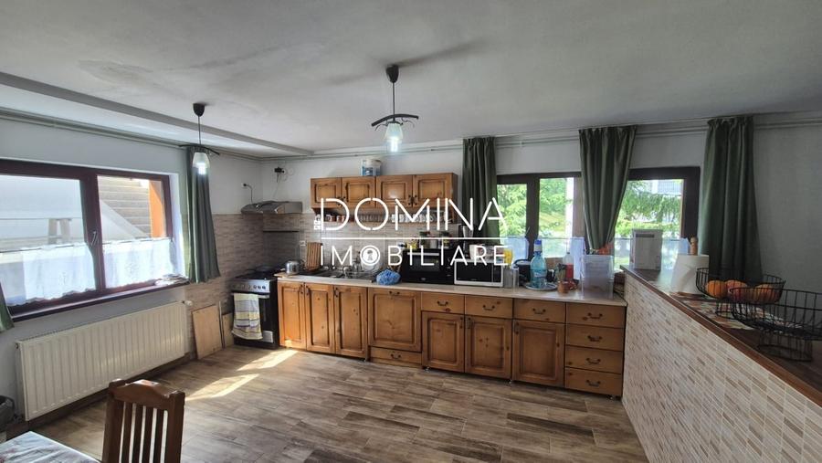 Casă individuală cu 10 camere cu Teren 500 Mp în Rânca