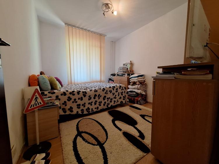 Apartament cu 3 camere decomandat, mobilat în Baba-Dochia