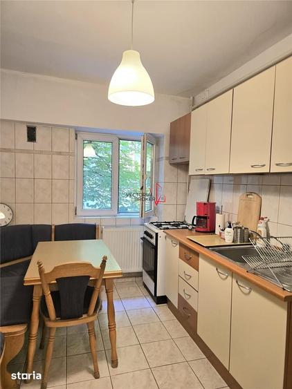Apartament cu 4 camere decomandat în Tei