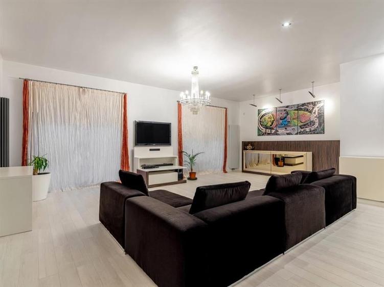 Apartament cu 5 camere decomandat, mobilat în Nordului