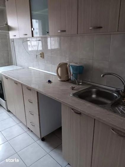 Apartament cu 3 camere semidecomandat în Grivița