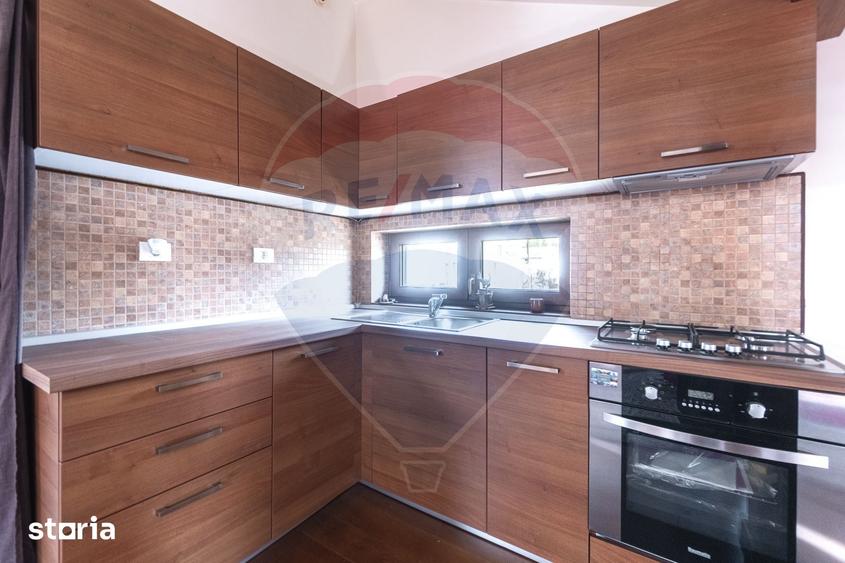 Casă cu 9 camere cu Teren 1526 Mp în Mogoșoaia