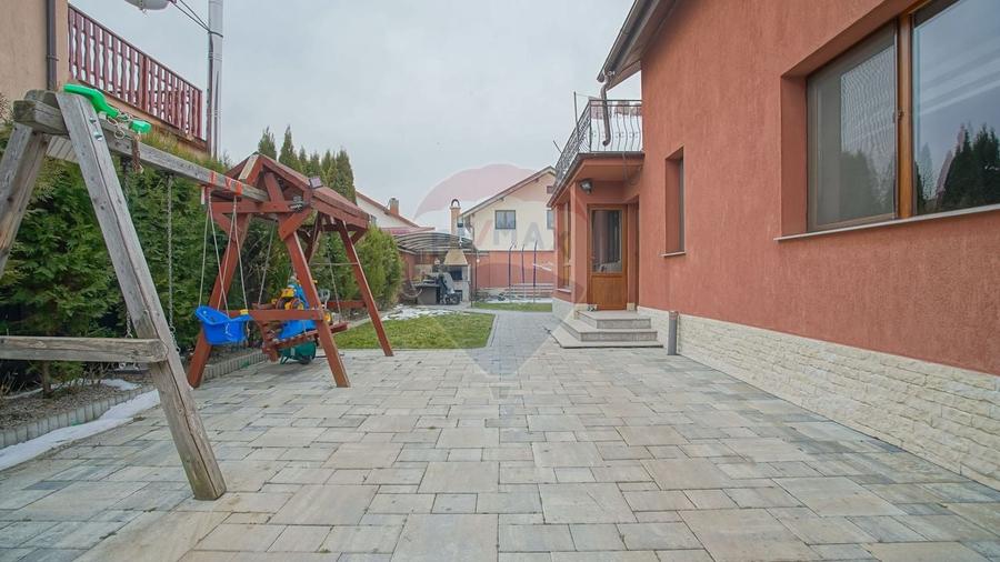 Casă individuală cu 5 camere cu Teren 512 Mp în Sânpetru