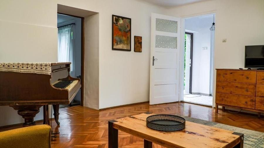 Apartament cu 2 camere semidecomandat, mobilat în Central