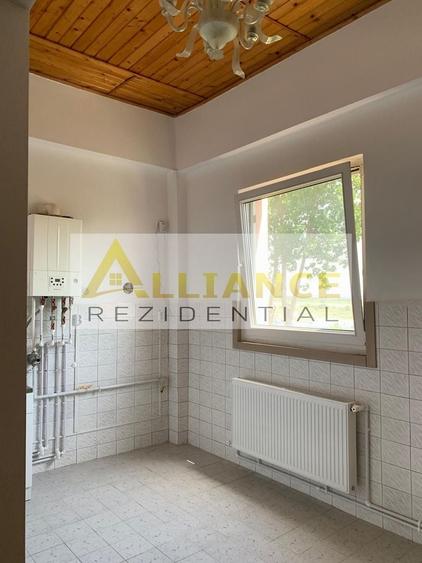 Casă individuală cu 14 camere cu Canalizare în Cățelu