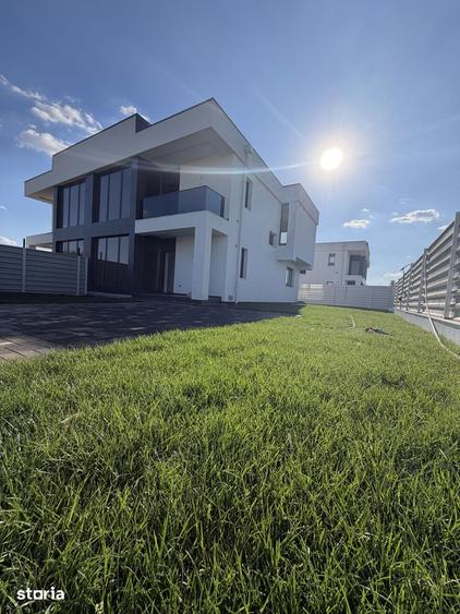 Casă cu 4 camere cu Teren 350 Mp în 1 Decembrie