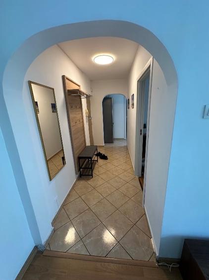 Apartament cu 3 camere semidecomandat, mobilat în Arcul de Triumf