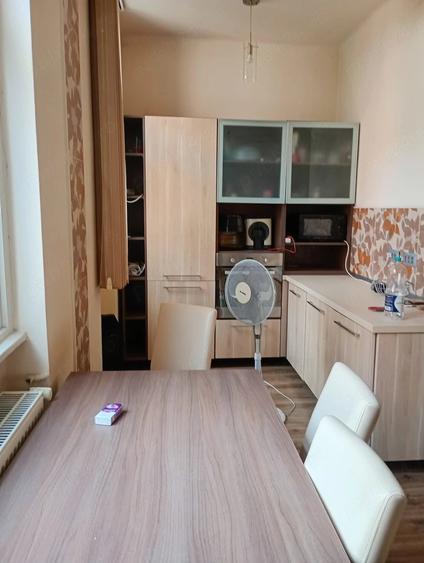 Apartament cu 4 camere semidecomandat în Medicină