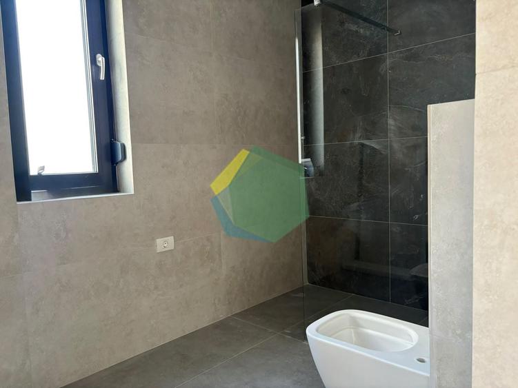 Casă individuală cu 5 camere cu Canalizare în Est