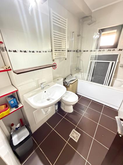 Apartament cu 4 camere semidecomandat în Baza 3