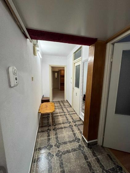 Apartament cu 3 camere semidecomandat în Valea Moșneagului
