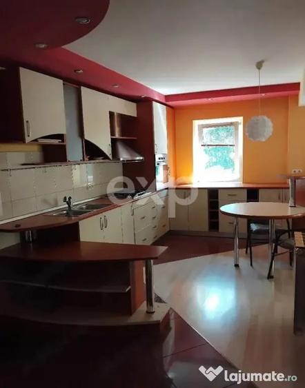 Apartament cu 3 camere semidecomandat în Plopilor