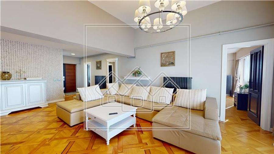 Penthouse cu 4 camere semidecomandat în Mihai Viteazul