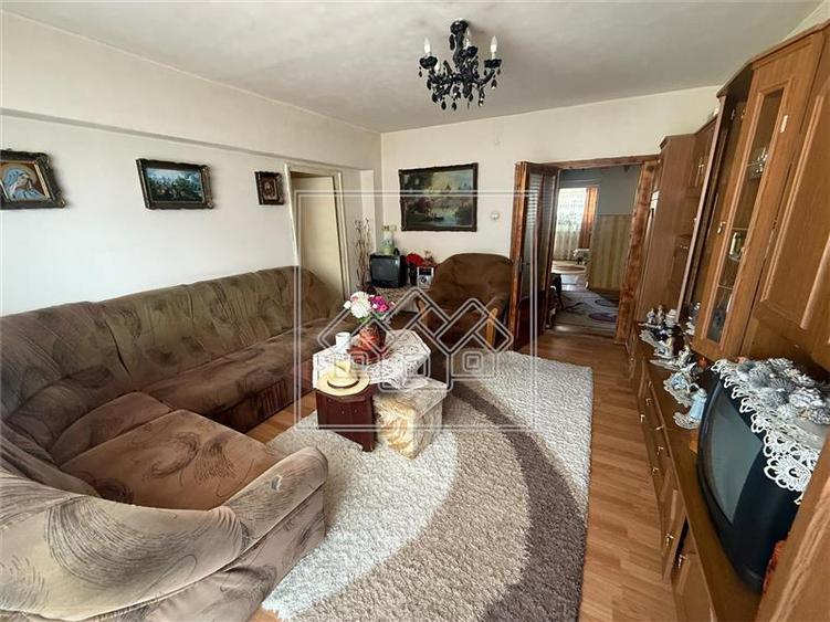 Apartament cu 4 camere semidecomandat în Turnișor