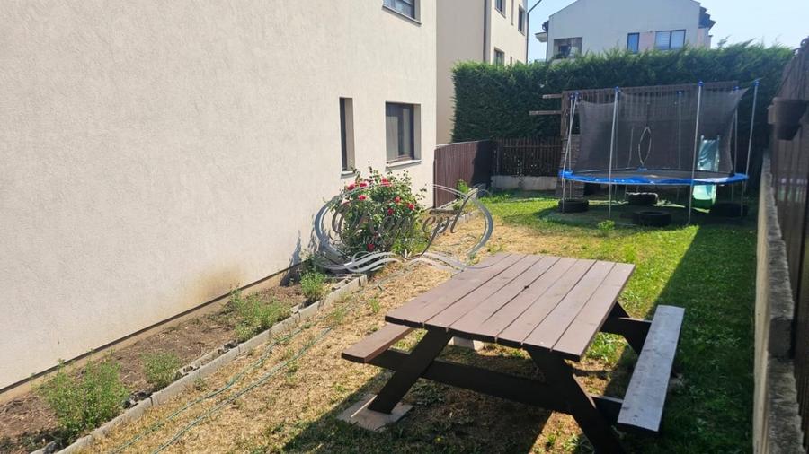 Apartament cu 3 camere semidecomandat, mobilat în Europa