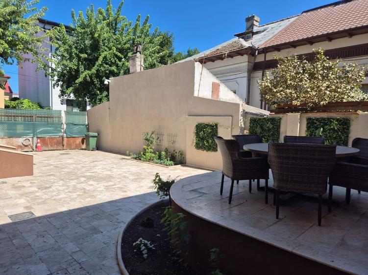 Casă individuală cu 7 camere cu Canalizare în Ultracentral