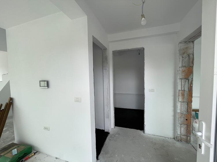 Duplex cu 3 camere cu Canalizare în Plopi