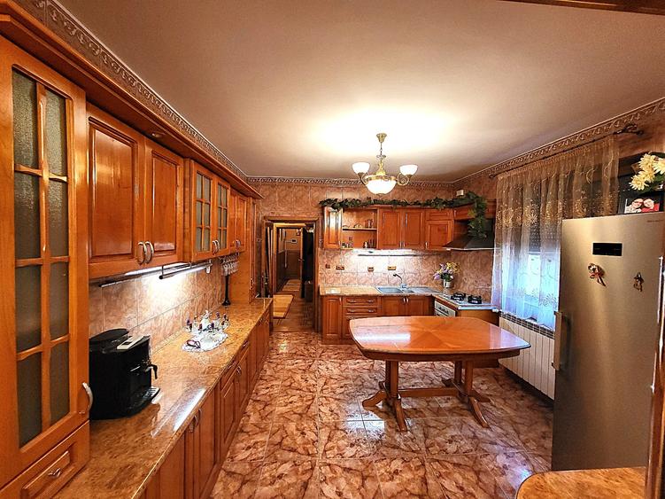 Casă individuală cu 6 camere cu Teren 310 Mp în Central