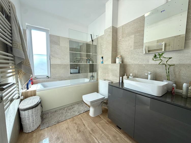 Apartament cu 3 camere semidecomandat, mobilat în Dumbrăvița