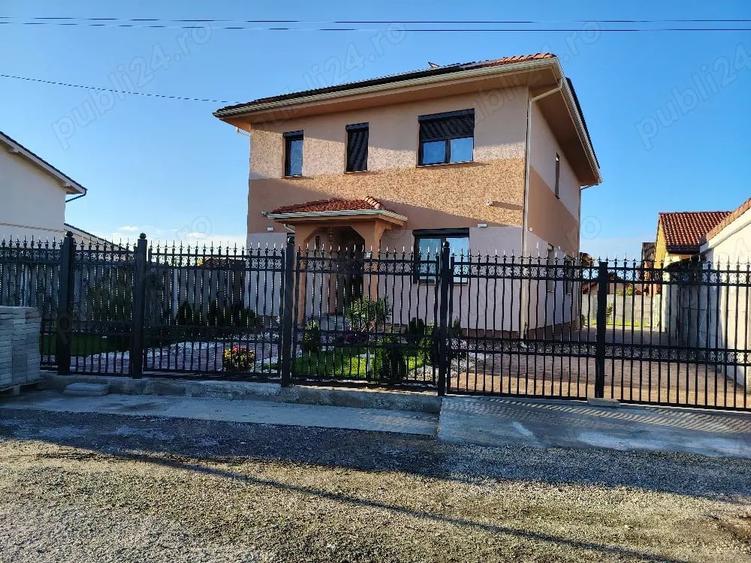 Casă cu Teren 430 Mp în Plopi