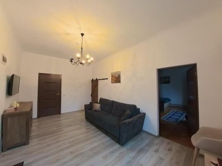 Apartament cu 2 camere semidecomandat, mobilat în Central