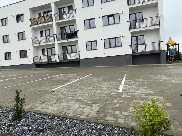 Apartament cu 4 camere decomandat în Ipotești