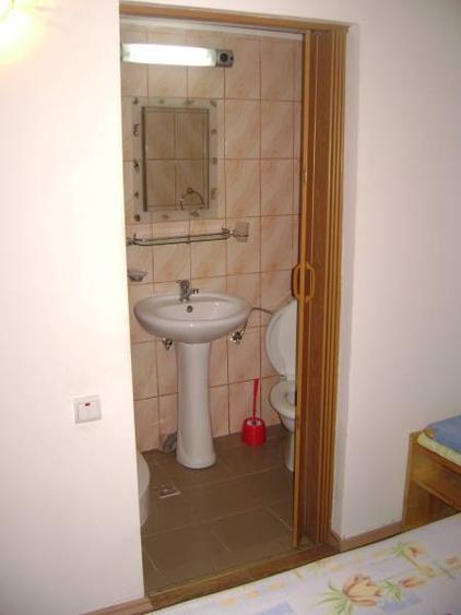 Casă individuală cu 12 camere cu Canalizare în 1 Mai