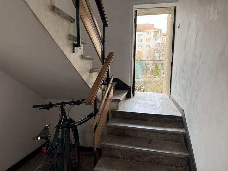 Apartament cu 4 camere decomandat în Central