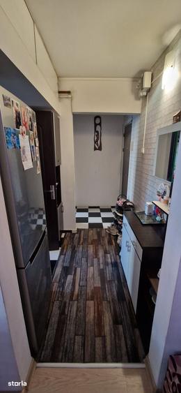Apartament cu 3 camere în Craiovița Nouă