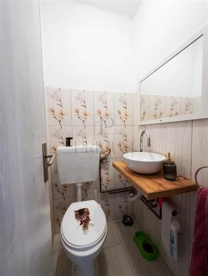 Apartament cu 3 camere semidecomandat, mobilat în Lipovei