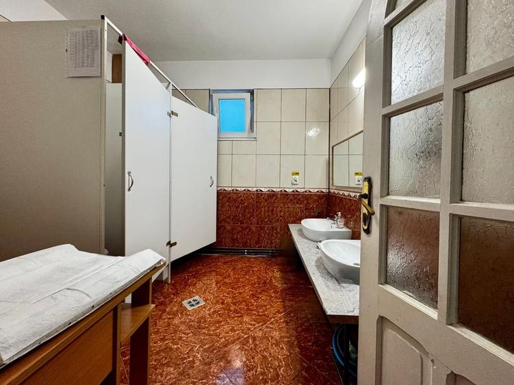 Casă individuală cu 7 camere cu Canalizare în Aradului